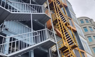 Chung cư mini lắp đặt thang thoát hiểm ngoài trời