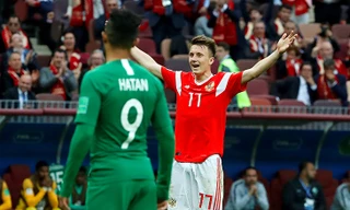 Chỉ Saudi Arabia (áo xanh) còn có thể biến nụ cười của Golovin thành cái mếu và cái dang tay chiến thắng của anh thành giơ tay đầu hàng.