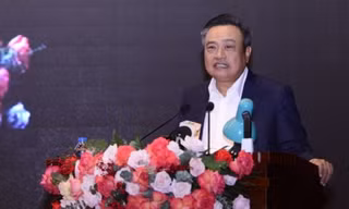 Chủ tịch UBND TP. Hà Nội Trần Sỹ Thanh phát biểu tại buổi tiếp xúc cử tri. 