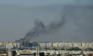 Khói bốc lên trong vụ tấn công tại sân bay quốc tế ở Tripoli, ngày 13/7.