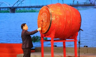 Trưởng Ban Tuyên giáo và Dân vận T.Ư gióng trống khai mạc đêm thơ 'Tổ quốc bay lên' 