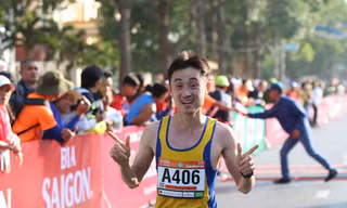 VĐV Bùi Thế Anh của đoàn Quân đội về nhất nội dung marathon.