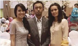 Ahmad Seth Zaharie (giữa) cùng chị gái Aishah Zaharie (trái) và mẹ, Faizah Khanum Mustafa Khan.