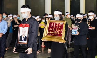 Anh Nguyễn Anh Tuấn, Ủy viên T.Ư Đảng, Bí thư thứ nhất T.Ư Đoàn làm trưởng đoàn đã đến viếng ông Tạ Quang Chiến. Ảnh: Bảo Anh