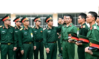  Trung tướng Nguyễn Quốc Khánh kiểm tra việc cắt tóc tại Lữ đoàn 144 (Bộ Tổng tham mưu).