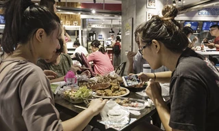 Người Trung Quốc mạnh tay chi tiền tiêu Tết. Ảnh: Bloomberg. 