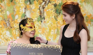 Ngọc Trinh và người thắng cuộc trong phiên đấu giá đầu tiên.