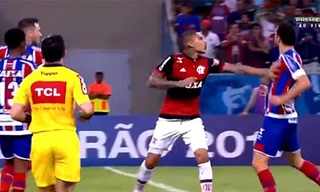 Mục kích pha ăn vạ tệ nhất lịch sử làng bóng