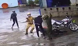 Hình ảnh chiến sĩ công an liên quan vụ việc. Ảnh chụp màn hình