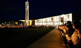 Bạn bè và thầy cô cầu nguyện cho nữ sinh xấu số. Ảnh: AP