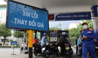 Xem xét giảm thêm thuế để kìm giá xăng dầu