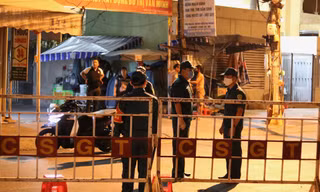 Lực lượng chức năng dựng rào chắn khu vực đường Hải Phòng, đường Quang Trung (cổng chính và cổng sau bệnh viện Đà Nẵng và bệnh viện C Đà Nẵng) vào đêm 27/7.