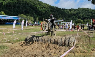 Mục kích tay đua phi mô tô qua bùn lầy, bốc đầu vượt chướng ngại vật