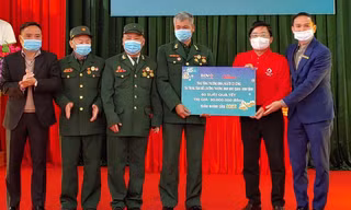 Đại diện Ngân hàng BIDV Chi nhánh Ninh Bình và báo Tiền Phong trao quà cho các thương, bệnh binh tại Nho Quan. Ảnh: N.L