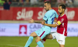 Paco Alcacer (áo xanh) có bàn đầu tiên cho Barca mùa này. 