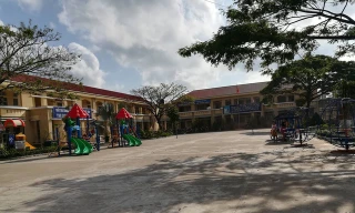 Vụ 'cô giáo quỳ gối' ở Long An: Nhà trường họp khẩn