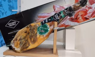 Vì sao đùi heo muối Iberico đắt nhưng vẫn được chọn mua dịp Tết?