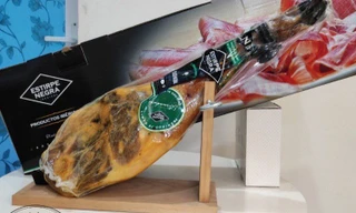 Vì sao đùi heo muối Iberico đắt nhưng vẫn được chọn mua dịp Tết?