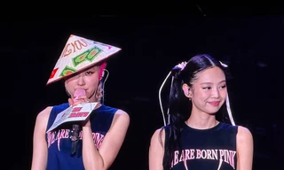 Sân vận động Mỹ Đình bao phủ bởi sắc hồng - màu biểu tượng của nhóm BlackPink. Ảnh: TRỌNG TÀI