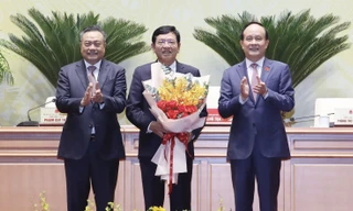 Lãnh đạo thành phố chúc mừng ông Trần Đức Hoạt