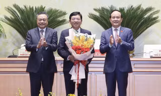 Lãnh đạo thành phố chúc mừng ông Trần Đức Hoạt