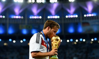 [ẢNH]: Tuyển thủ Đức đắm đuối hôn Cup và tình nhân