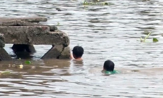 Nhóm trẻ ở Ninh Thuận bị mắc kẹt giữa dòng nước xiết