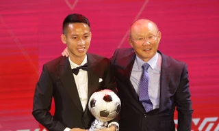 HLV Park Hang Seo trao bóng vàng cho Hùng Dũng. Ảnh: Hữu Phạm