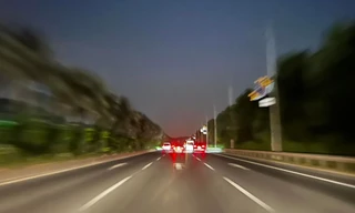 Tuyến đường Võ Nguyên Giáp nối sân bay Nội Bài chìm trong bóng tối, không một ánh đèn