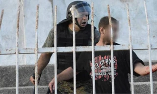 CĐV không may bị mất bàn tay trái vì lựu đạn.