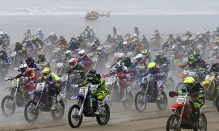 Hơn nghìn xe cào cào đua điên cuồng trên bãi biển