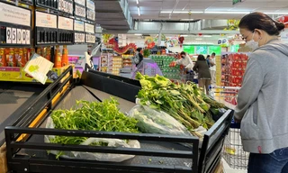 30 Tết, siêu thị ở TPHCM sạch bóng rau xanh