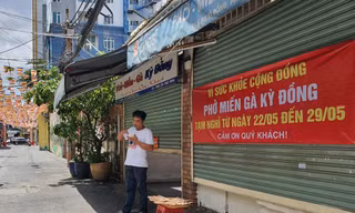 Ngày 28/5, ghi nhận của phóng viên, các cơ sở kinh doanh dịch vụ ăn uống ở TPHCM đang thực hiện nghiêm yêu cầu ngưng hoạt động, chỉ bán hàng mang về của UBND TPHCM để phòng dịch COVID-19.