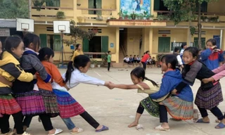 Học sinh Trường phổ thông dân tộc bán trú Tiểu học và THCS Mồ Dề, Mù Cang Chải (Yên Bái) trong giờ giải lao Ảnh: NGHIÊM HUÊ 