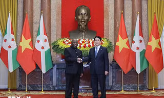 Chủ tịch nước Lương Cường và Phu nhân đón Tổng thống Burundi Évariste Ndayishimiye và Phu nhân. (Ảnh: Như Ý)