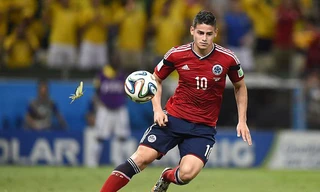 'Yêu' James Rodriguez, côn trùng đeo bám ngay trên sân