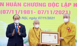 Chủ tịch nước Nguyễn Xuân Phúc trao tặng Huân chương Độc lập hạng nhất cho Giáo hội Phật giáo Việt Nam. Ảnh: Thống Nhất/TTXVN 