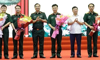 Lãnh đạo Quân khu 1 và tỉnh Bắc Giang, Bắc Ninh tặng hoa chúc mừng Bộ Chỉ huy quân sự tỉnh Bắc Ninh (mới).