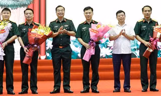 Lãnh đạo Quân khu 1 và tỉnh Bắc Giang, Bắc Ninh tặng hoa chúc mừng Bộ Chỉ huy quân sự tỉnh Bắc Ninh (mới).