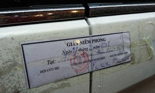 Nhiều xe ôtô dừng đỗ trái phép trên phố cổ bị công an phường Hàng Đào, Hoàn Kiếm niêm phong và cẩu về bãi. 