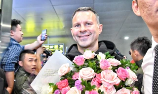 Ryan Giggs tại sân bay Nội Bài.
