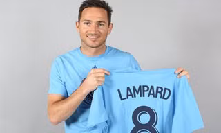 Wenger không hài lòng khi Lampard về Man City.