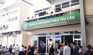 Người lớn chen ngang vào khám tại khoa Nhi, Bệnh viện Răng hàm mặt Trung ương Ảnh: Quyền Thành