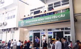 Người lớn chen ngang vào khám tại khoa Nhi, Bệnh viện Răng hàm mặt Trung ương Ảnh: Quyền Thành