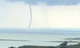 Vòi rồng 'khủng' xuất hiện trên hồ Trị An