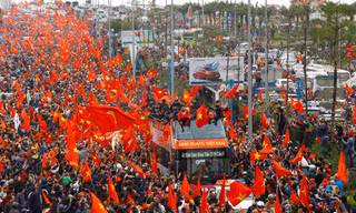 'Dòng sông đỏ' cuồng nhiệt chào đón U23 Việt Nam ở cầu Nhật Tân
