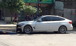 Phần đầu xe BMW 328i bị cháy đen sau tai nạn