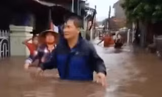 Mưa sầm sập làm ngập hàng chục nhà dân ở Khánh Hoà