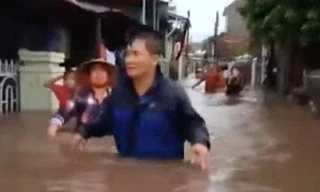 Mưa sầm sập làm ngập hàng chục nhà dân ở Khánh Hoà