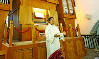 Linh mục nhà thờ Chính tòa Hà Nội An tôn Nguyễn Văn Thắng giới thiệu về cây đàn Ảnh: M.Đ